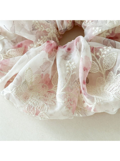 Gifty - Floral Embroidered Scrunchie