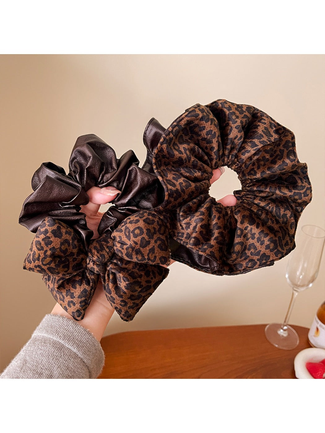 Gifty - Chic Leopard Print Scrunchie