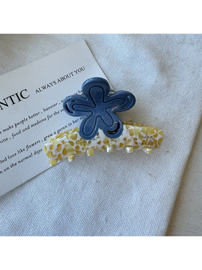 Beau - Minimally Designed Floral Acetate Hair Clip