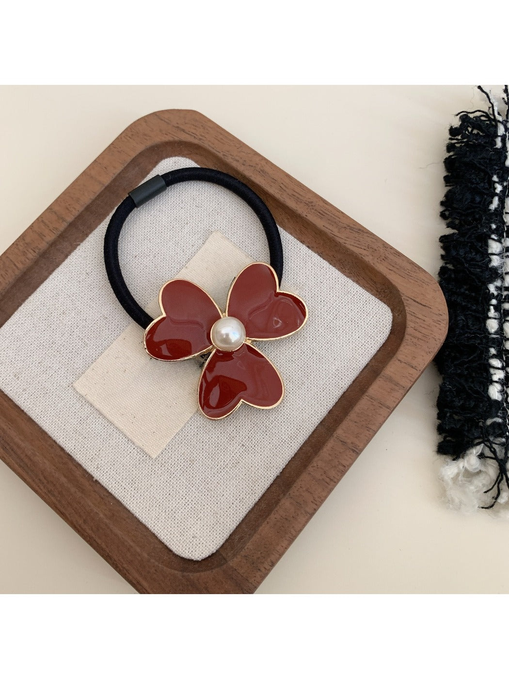 Gifty - Retro Clover Hair Tie