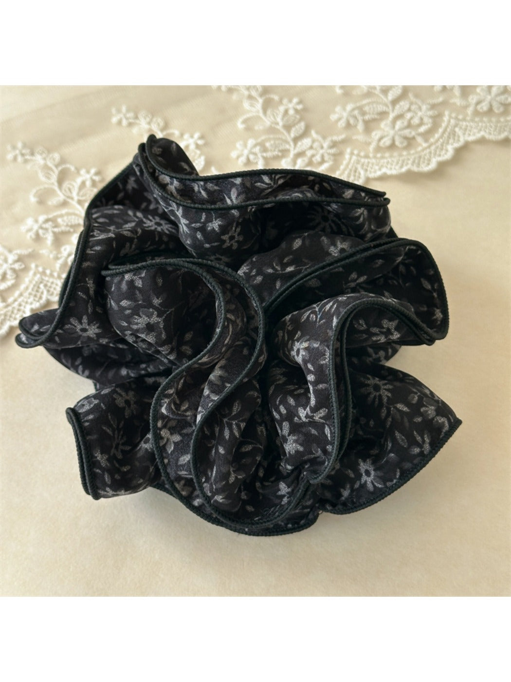 Gifty - Vintage Floral Tiered Scrunchie