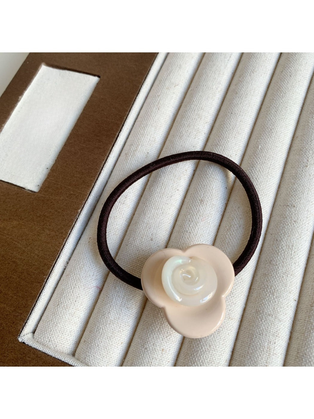 Gifty - Minimalist Floral Hair Tie