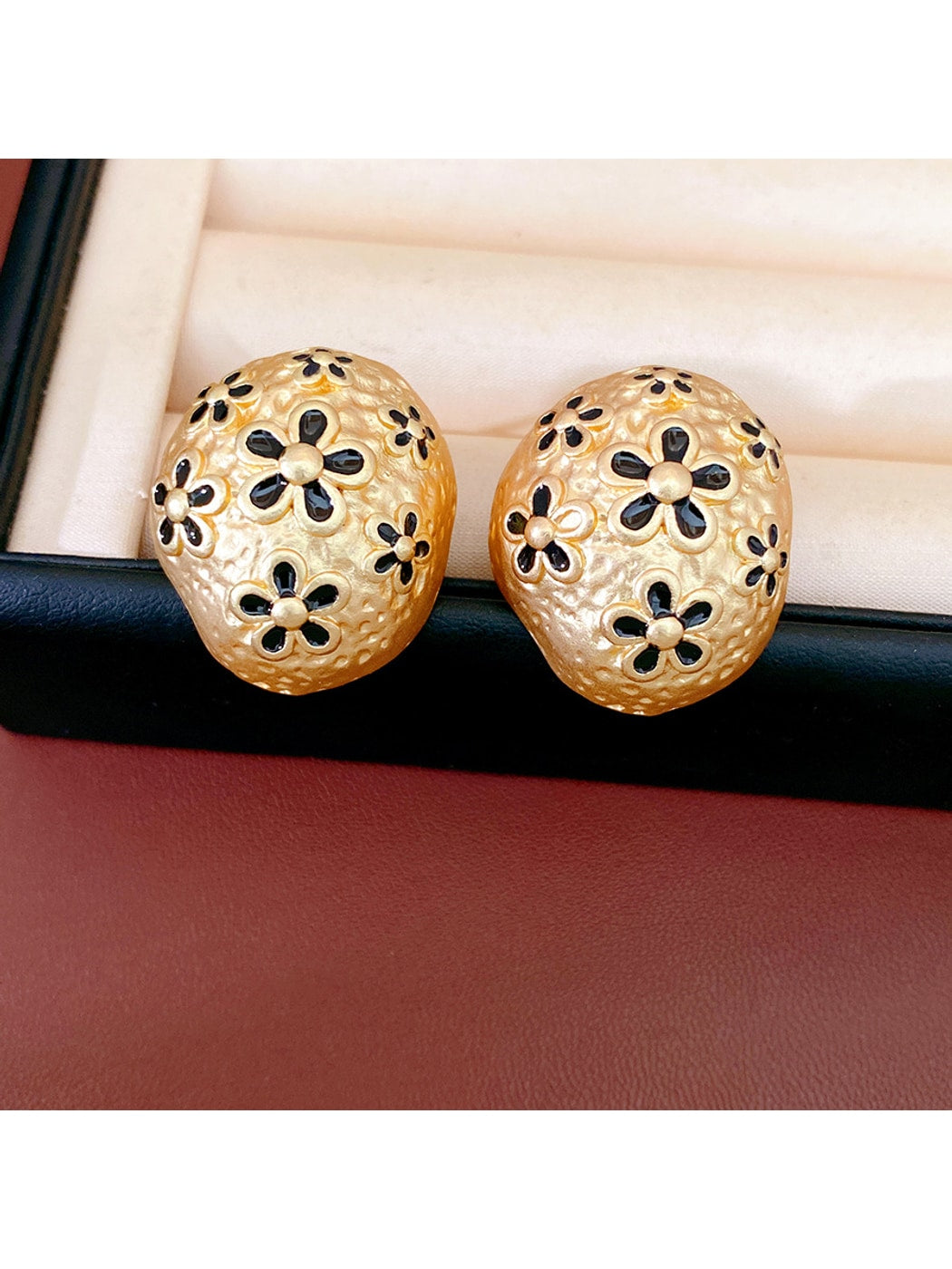 Earedge - Textured Oval Flower Alloy Stud Earrings