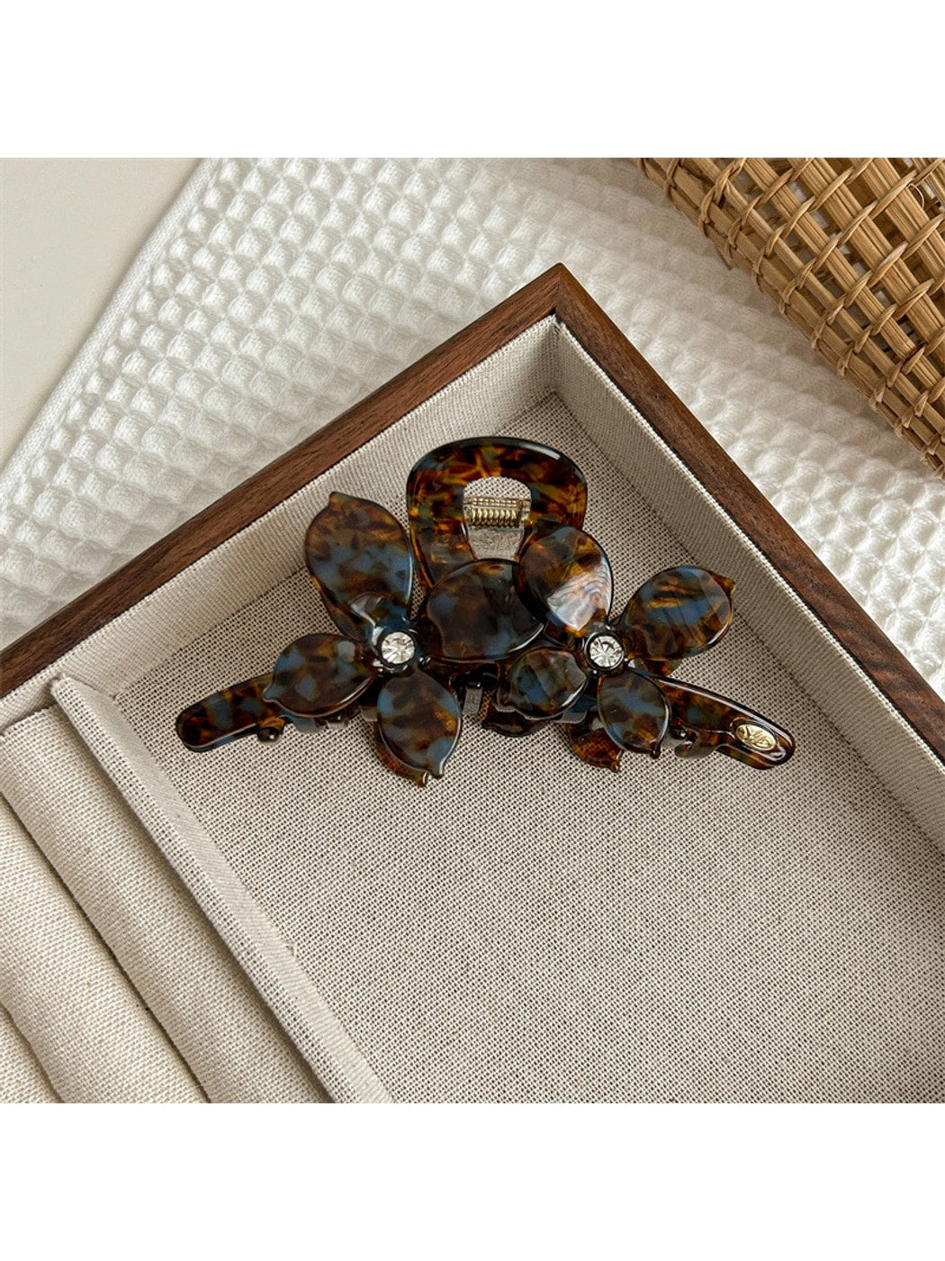 Beau - Petal Shape Acetate Fiber Hair Claw Clip