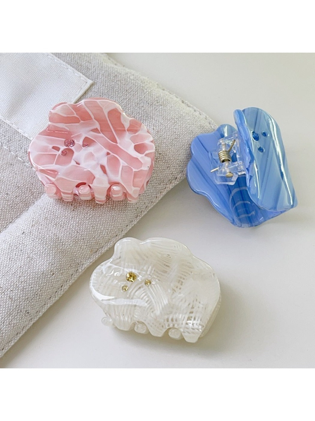 Beau hair claw clip open, displaying metal spring mechanism