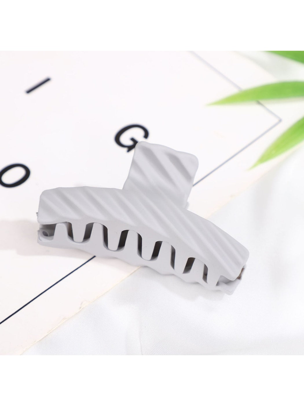 Beau - Matte Plastic Geometric Everyday Hair Claw Clip