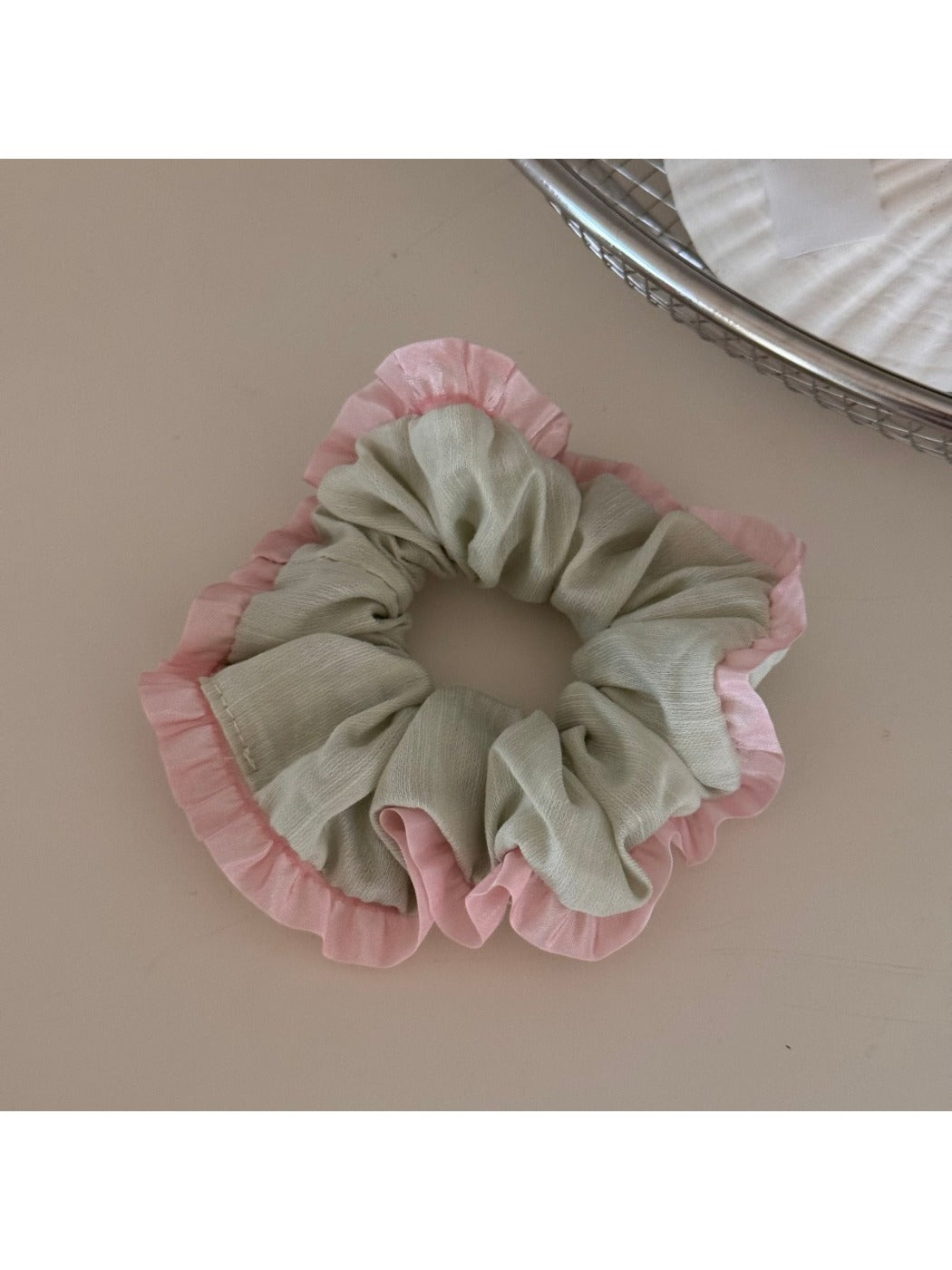 Gifty - Graceful Ruffled Edge Design Scrunchie