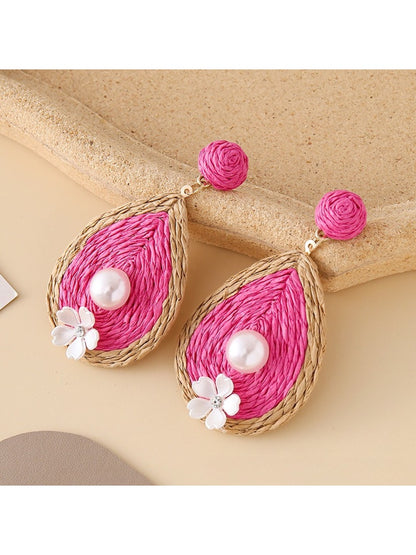 Earedge earrings in teardrop shape with polished metal finish close-up