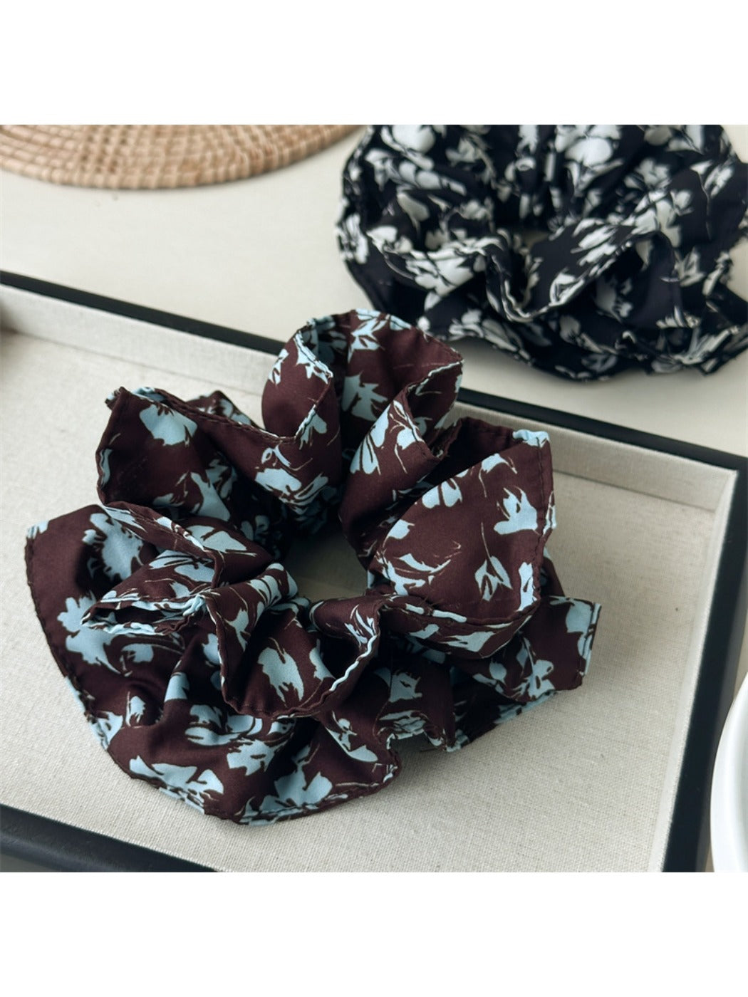 Gifty - Elegant Floral Print Scrunchie