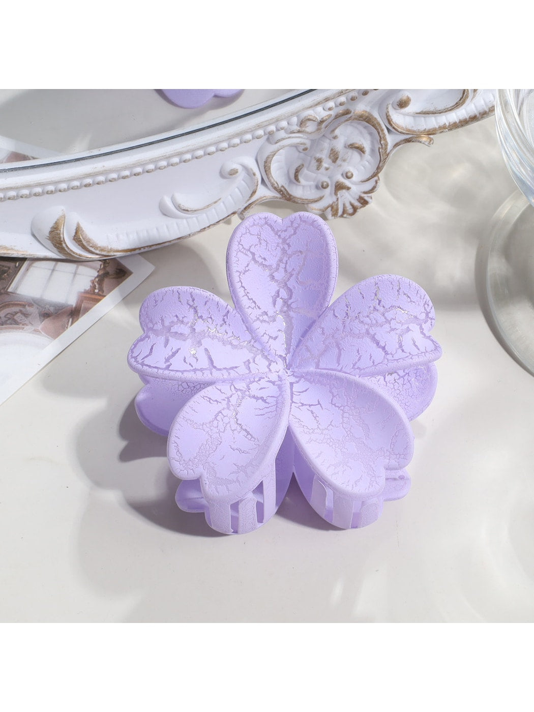 Beau - Textured Plastic Seashell Silhouette Claw Clip