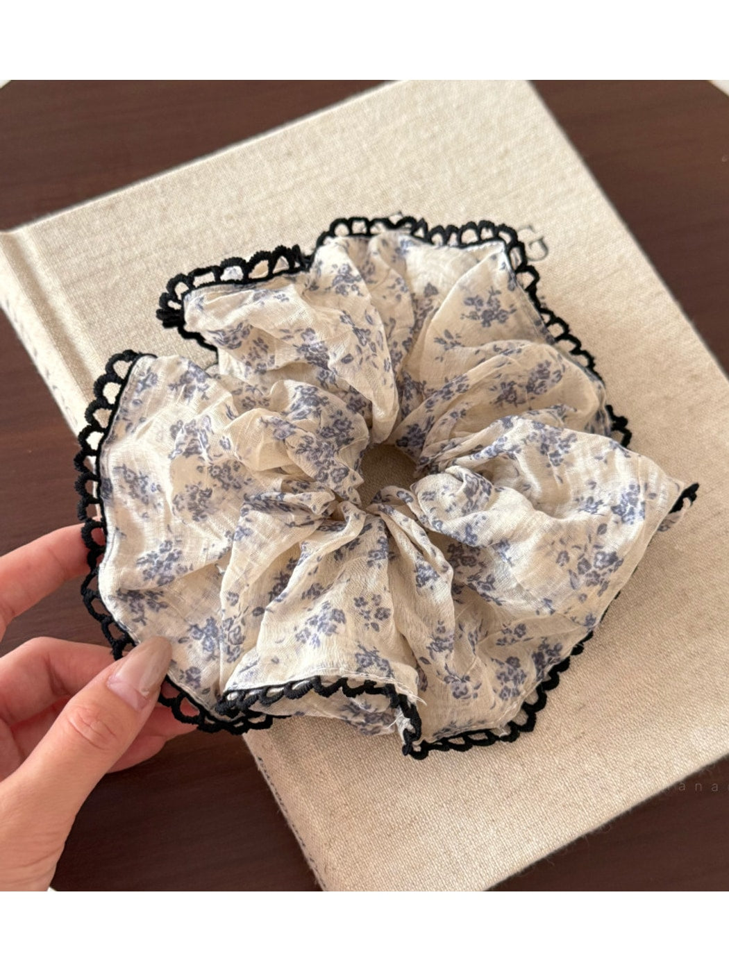Gifty - Vintage Floral Trim Fabric Scrunchie