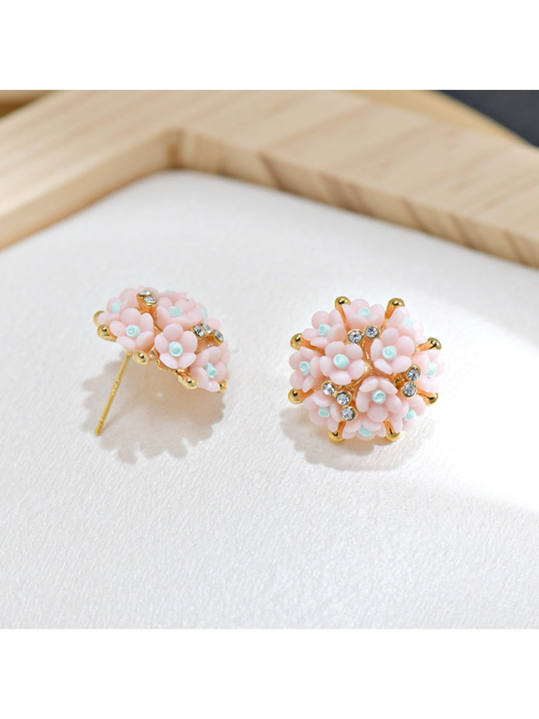 Earedge - Daisy-Shaped Stud Earrings