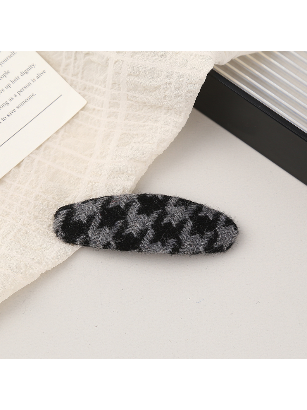 Beau - Geometric Oval Houndstooth Hair Clip