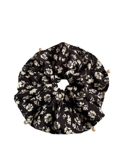 Gifty - Dark Floral Pattern Scrunchie