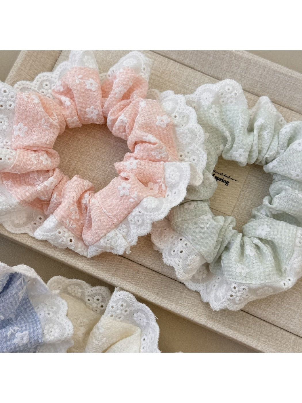 Gifty - Sweet Lace Edge Scrunchie