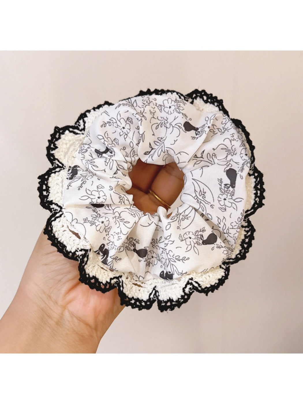 Gifty - Chic Black Floral Lace Scrunchie