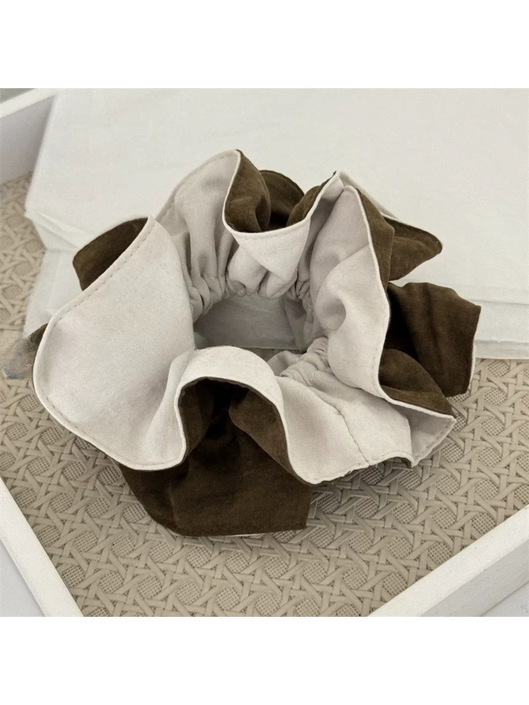 Gifty - Clean Two Tone Contrast Scrunchie