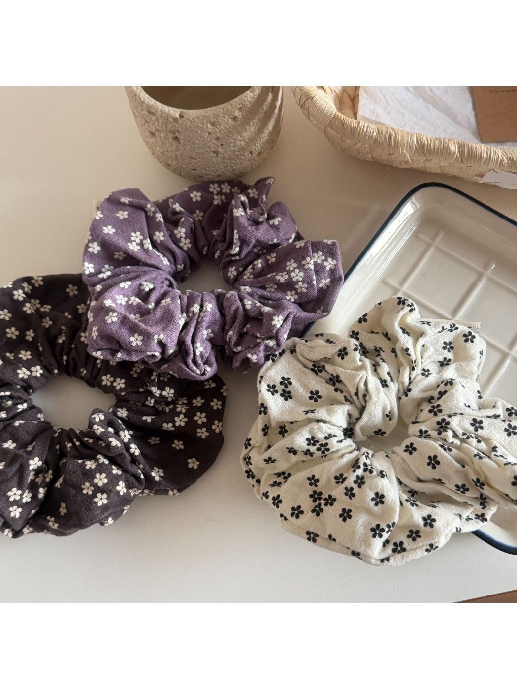 Gifty - Retro Floral Polka Dot Scrunchie