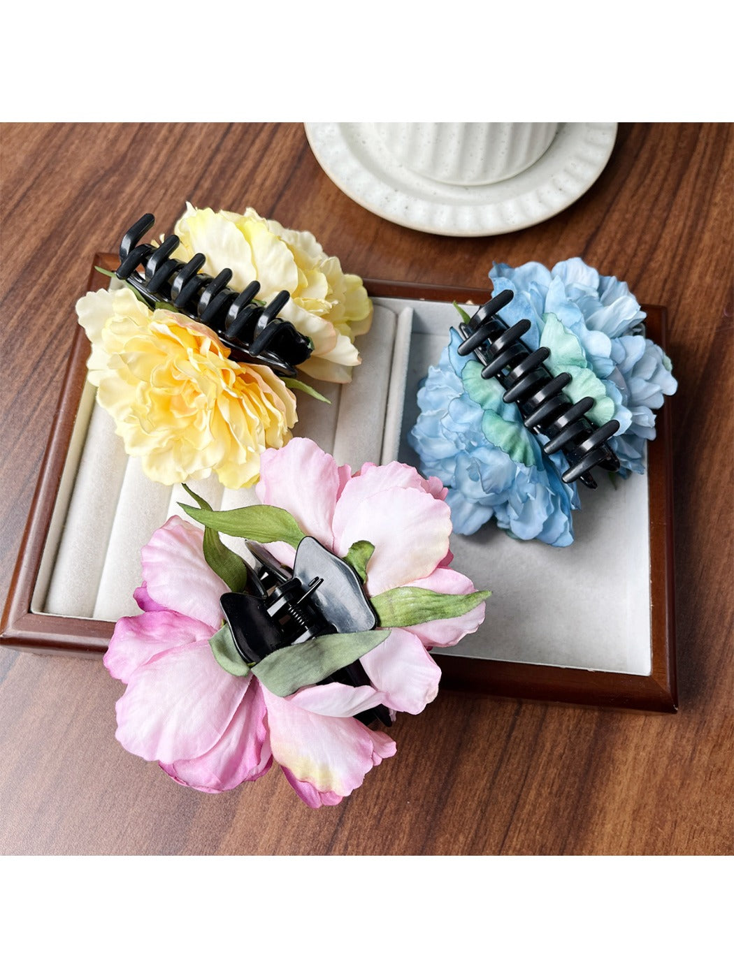 Beau peony flower claw clip showing side profile and curved claw teeth