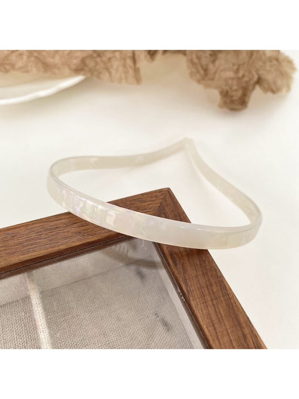 Gifty - Elegant Curved Slim Headband