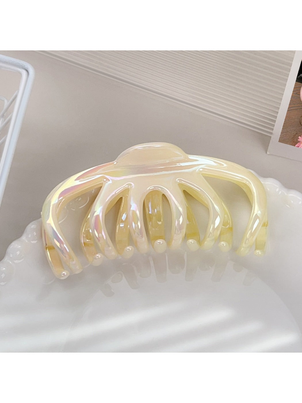Beau - Cute Gradient Crescent Shaped Claw Clip