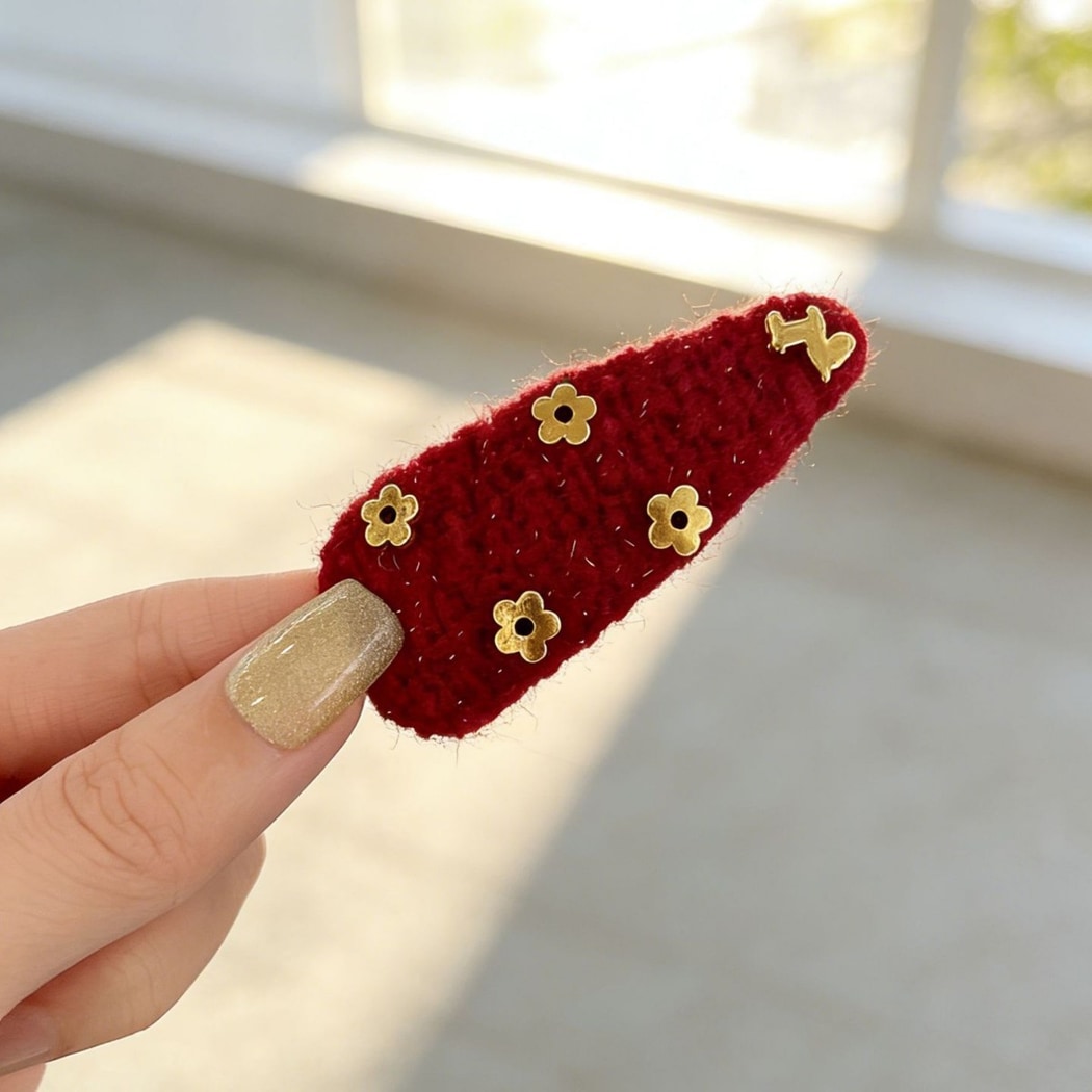 Beau - Textured Floral and Horse Detail Hair Clip