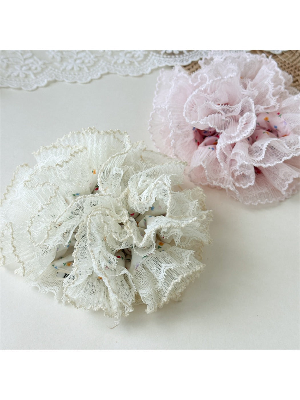 Gifty - Chic Floral Print Ruffled Lace Scrunchie