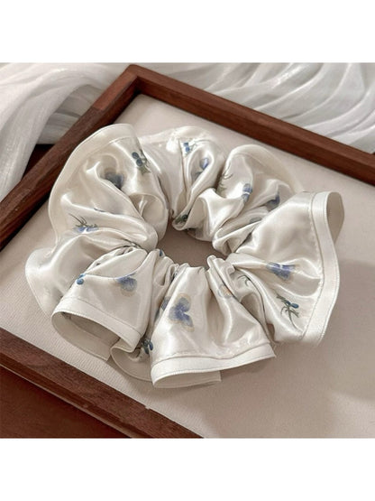 Gifty - Elegant Satin Floral Scrunchie