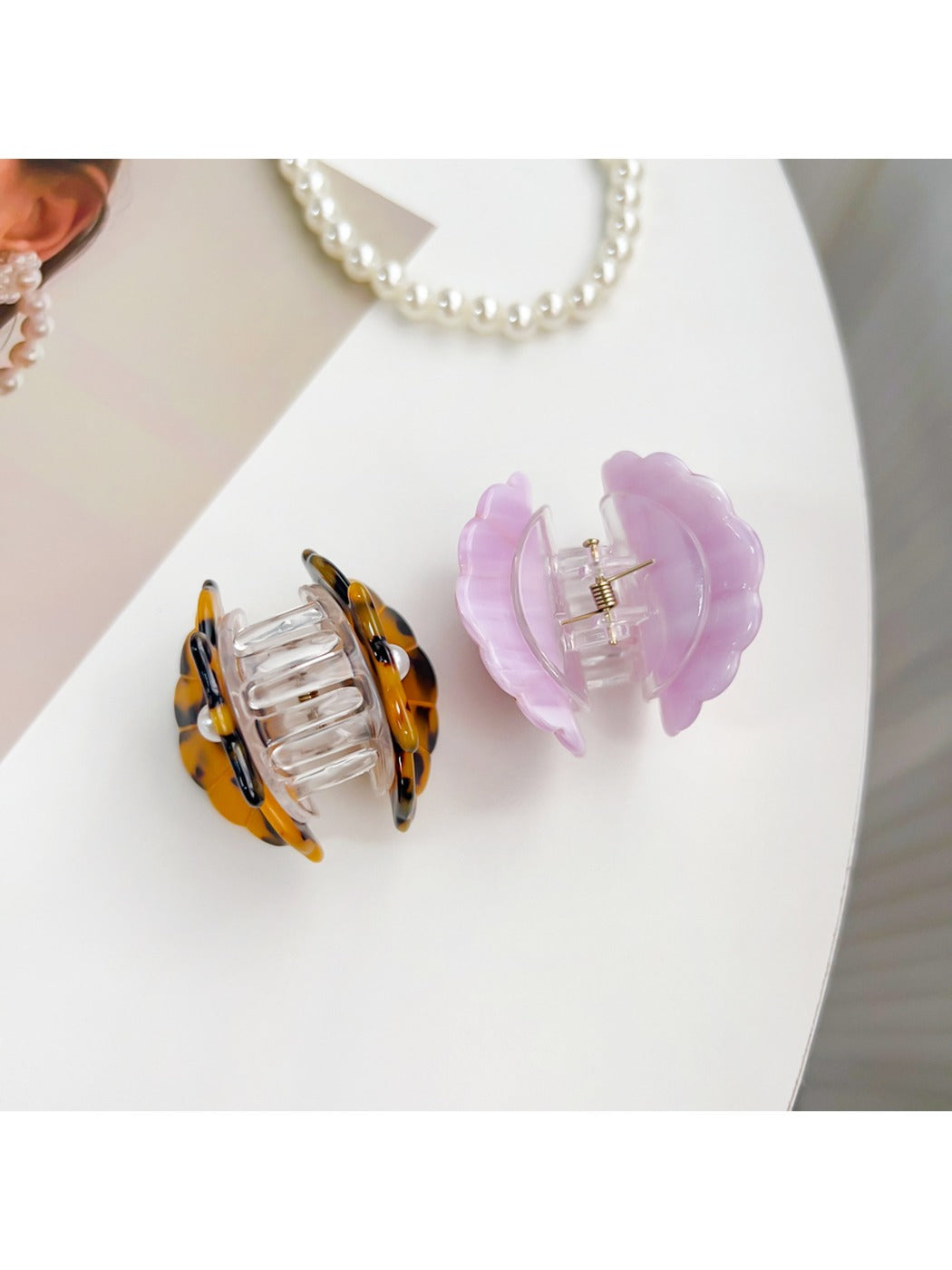 Side view of Beau shell shaped hair claw clip highlighting clasp mechanism