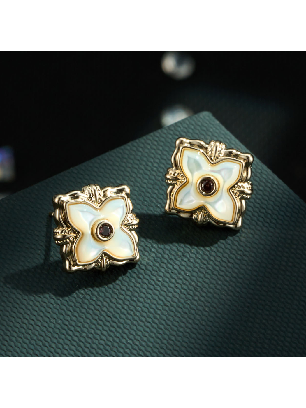 Earedge - Retro Four Leaf Clover Alloy Stud Earrings