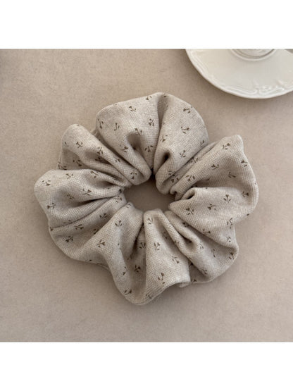 Gifty - Simple Floral Knitted Scrunchie