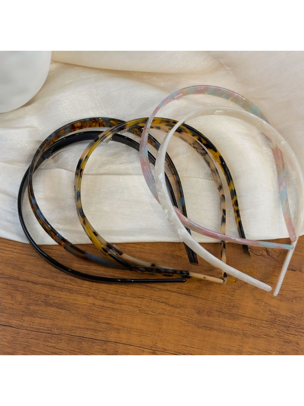 Side view of vintage leopard print hairband showing elastic band