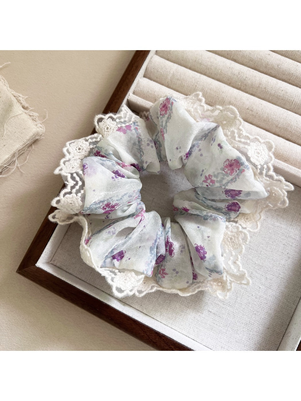 Gifty - Lace with Floral Print Scrunchie