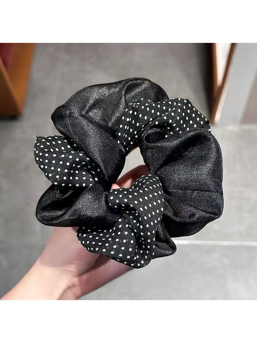 Gifty - Polka Dot Polyester Ponytail Scrunchie Hair Tie