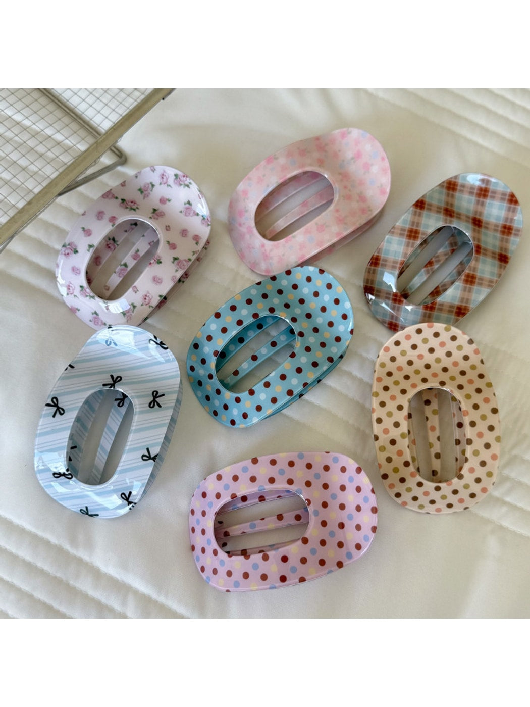 Beau - Vintage Style Printed Oval Acrylic Hair Clip
