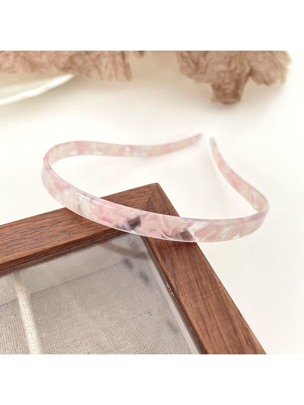 Gifty - Elegant Curved Slim Headband