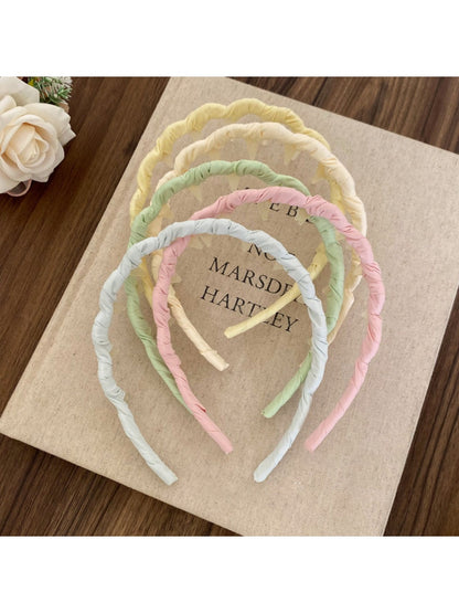 Gifty wavy headband displayed on a white background showing its texture