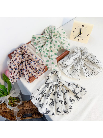 Gifty vintage style scrunchie with floral print on beige fabric