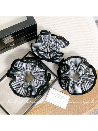 Gifty - Black and White Checkered Scrunchie