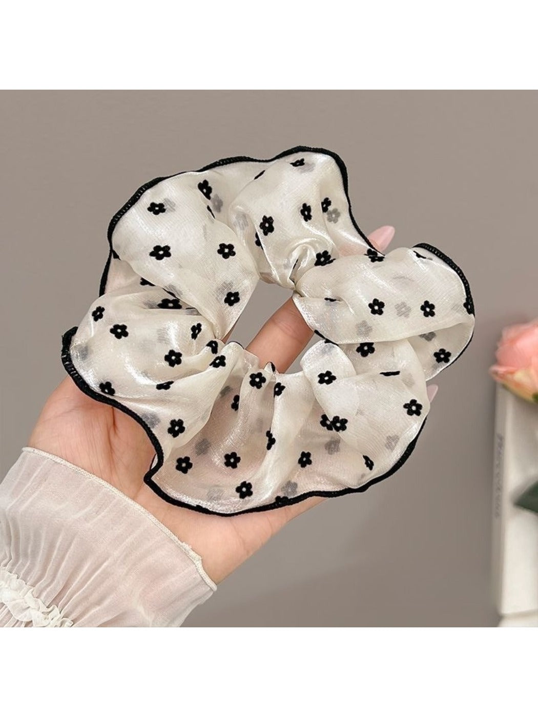 Gifty - Black-Bordered Geometric Luxury Scrunchie