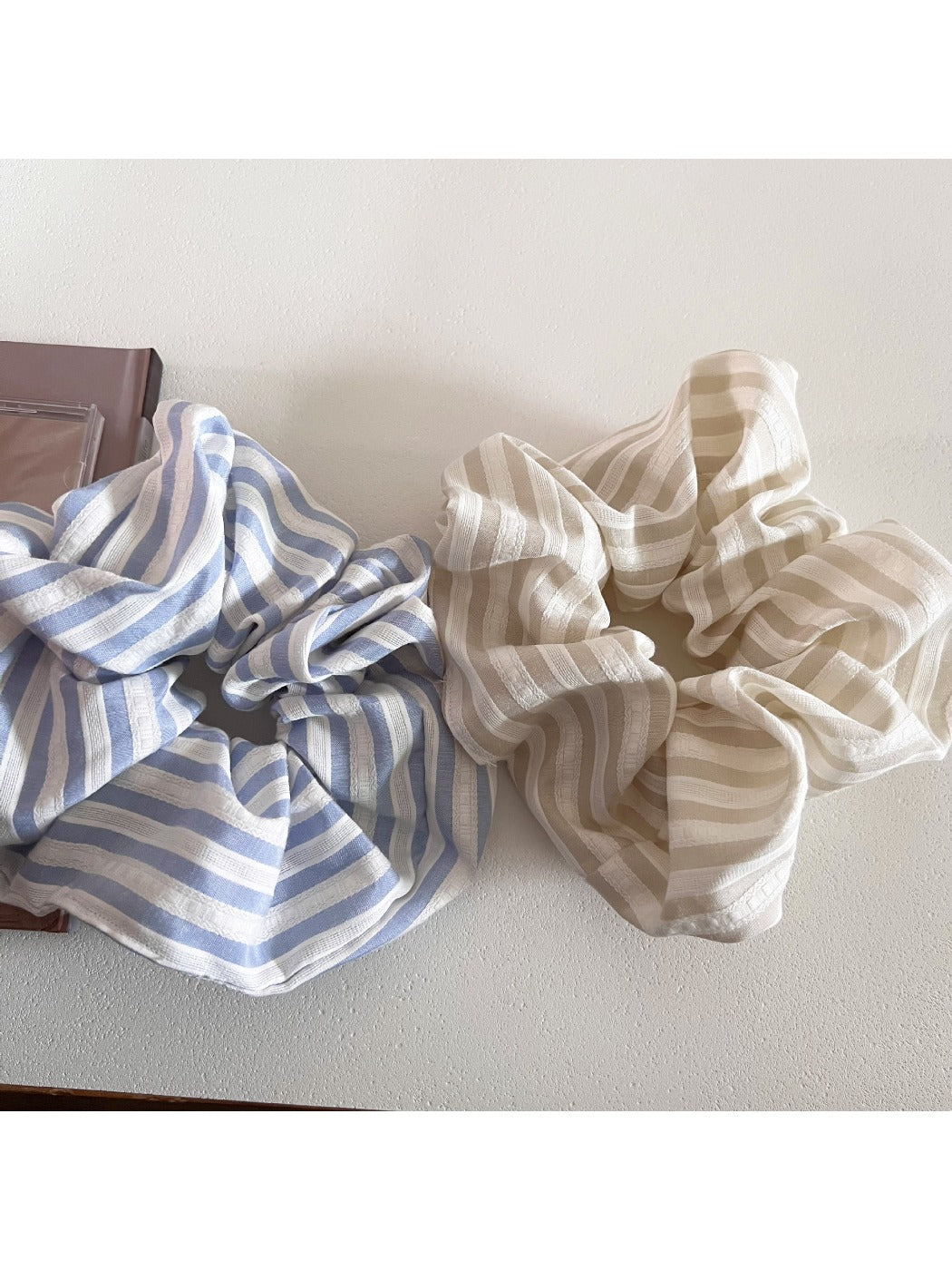 Gifty - Minimalist Colorful Striped Scrunchie