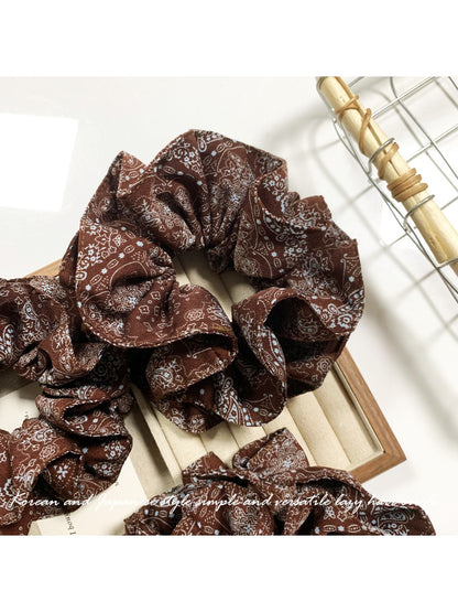 Gifty - Lazy Cashew Flower Scrunchie