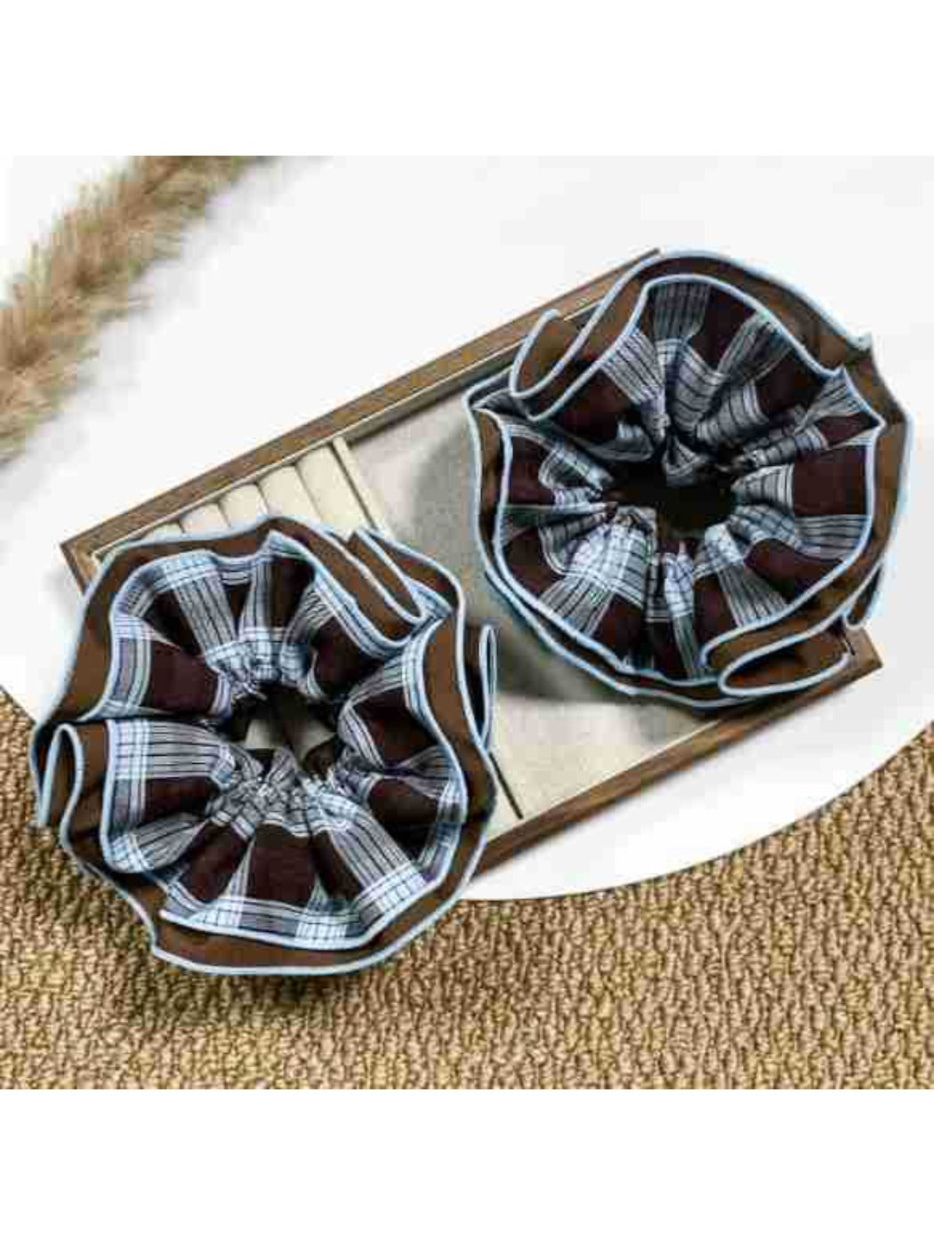 Gifty - Elegant Vintage Plaid Scrunchie