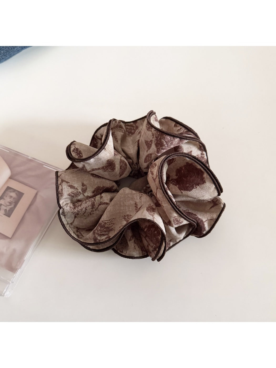 Gifty - Vintage Rose Print Scrunchie