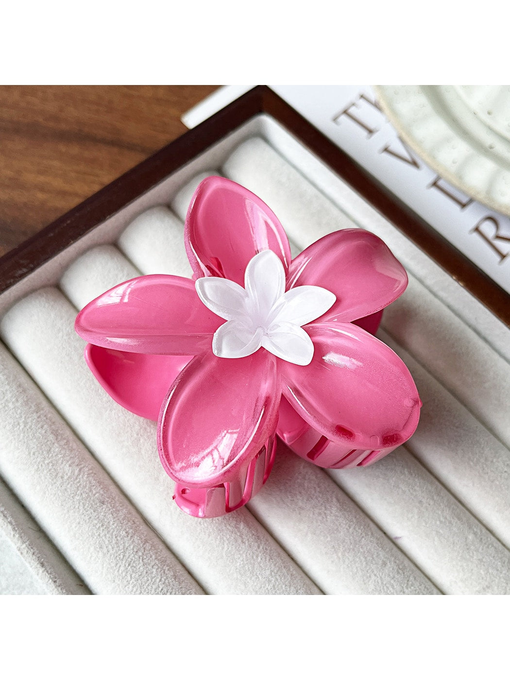 Beau - Glossy Flower Shape Plastic Alloy Claw Clip