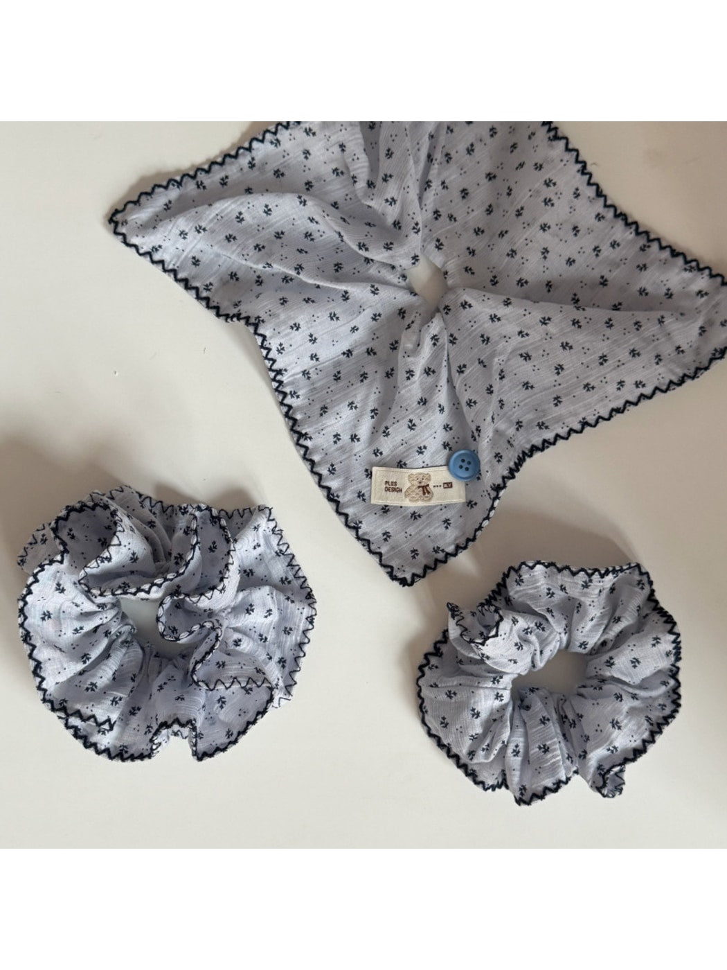 Gifty - Vintage Floral Square Detail Scrunchie