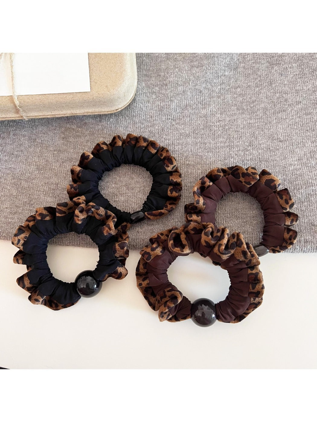 Gifty - Vintage Leopard Print Scrunchie