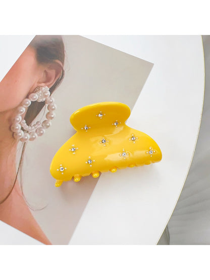Model wearing Beau crescent shaped hair claw clip with loose wavy hair
