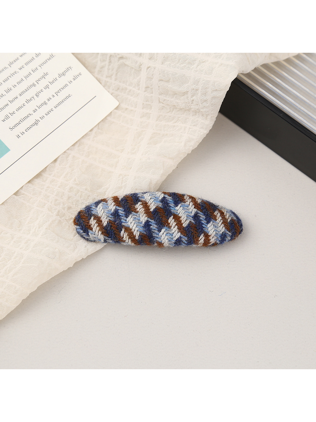 Beau - Geometric Oval Houndstooth Hair Clip