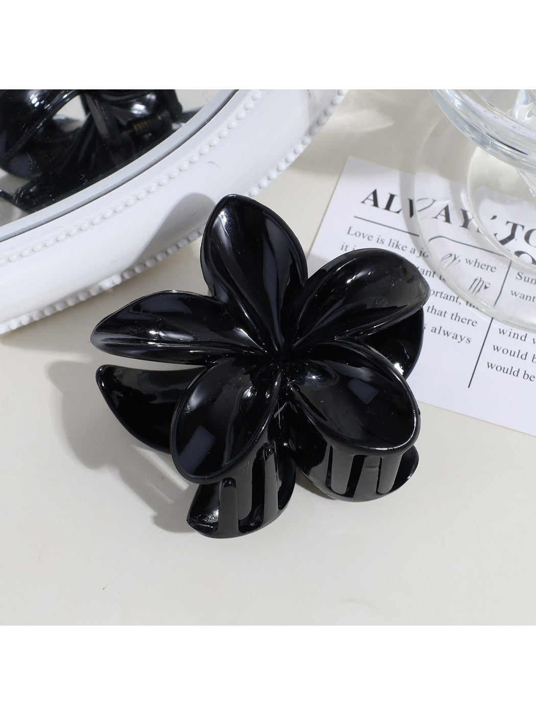 Beau - Petal Shape Plastic Alloy Fashion Claw Clip